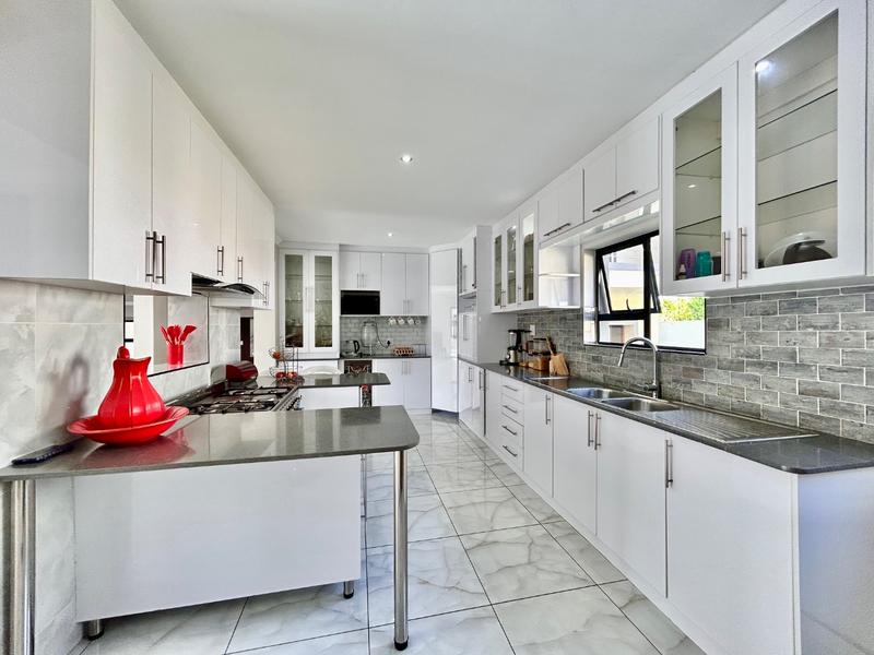 5 Bedroom Property for Sale in Xanadu North West